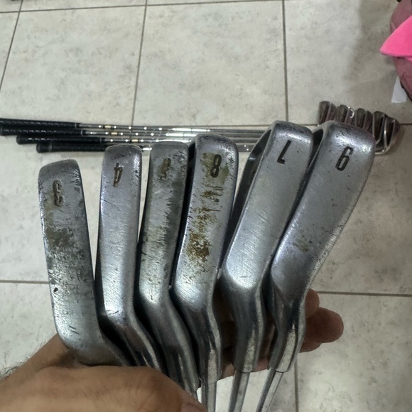 John Daly 6 Pc Iron Set In Right Hand 
Steel shafts 
Used conditions - Picture 11 of 11